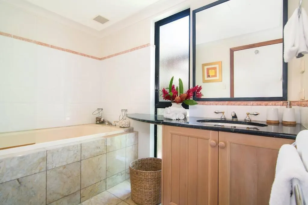 8 The Point - Murphy Street Port Douglas Villa